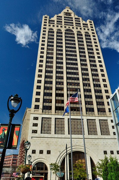 320 Milwaukee Wells Fargo Tower.jpg